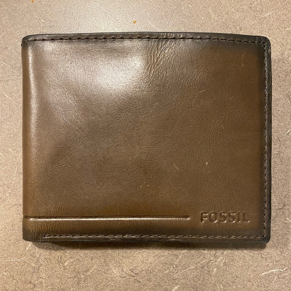 Fossil wallet - like new, never used! - Picture 2 of 9